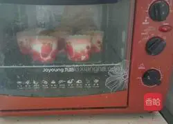 Illustration of how to make cupcakes 8