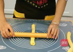 Illustration of how to make purple sweet potato crispy cake 9