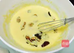 Illustration of how to make red date and walnut hair cake 4