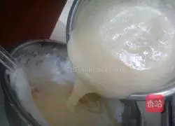 Illustration of how to make eight-inch three-color chiffon cake 9