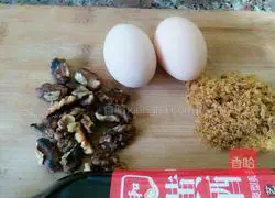 Illustration of how to make walnut stewed eggs 1
