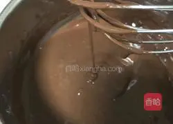 Illustration of how to make oil-free cocoa chiffon cake 7