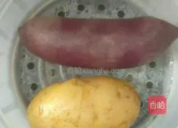 Illustration of how to make smiley potato pancakes 1