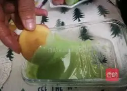 Illustration of how to make matcha chocolate sandwich pie 8