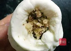 Illustration of how to make walnut flower rolls 8