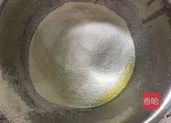 Illustration of how to make a small 6-inch lemon cake base 6