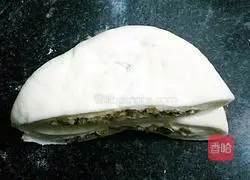 Illustration of how to make walnut flower rolls 11 