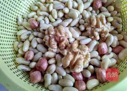 Illustration of how to make peanut walnut soy milk 2