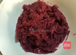 Illustration of how to make purple sweet potato balls 1