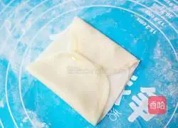 Illustration of how to make banana pie with dumpling skin 4