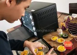 Illustration of how to make egg tart crust 5