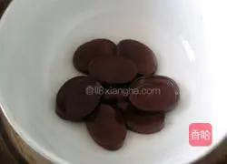 Illustration of how to make cantaloupe chocolate pie 4