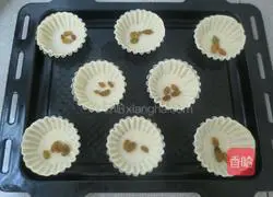 Illustration of how to make dumpling skin egg tarts 9