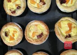 Illustration of how to make papaya and red date egg tart 8