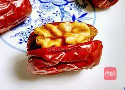 Illustration of how to make dates with walnuts 5