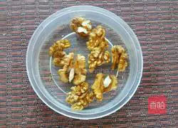 Illustration of how to make lettuce and walnut kernels 2