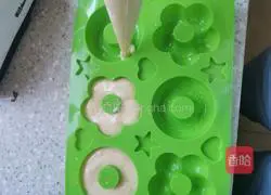 Chocolate Donut Cake Recipe Illustration 9