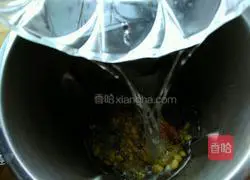 Illustration of how to make walnut health soy milk 7