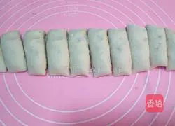 Illustration of how to make walnut flower rolls 15