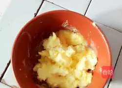 Illustration of how to make Portuguese egg tarts with custard sauce 8