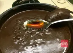 Illustration of how to make black bean paste filling 9