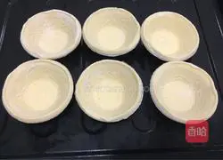 Illustration of how to make banana egg tart 2
