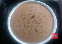 Illustration of how to make cocoa-flavored chiffon cake 13