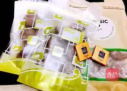 Illustration of how to make snowflake chocolate chip cookies 15