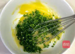 Illustration of how to make green onion and salty peach cake 5