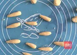 Illustration of how to make Caiguliang's little mushrooms 5