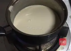 Illustration of how to make walnut peanut juice 6