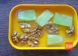 Illustration of how to make lettuce and walnut kernels 6