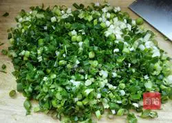 Illustration of how to make scallion pancakes 3