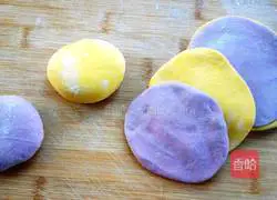 Illustration of how to make pumpkin and purple sweet potato double-color rolls 13