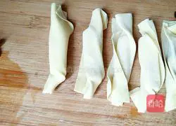 Illustration of how to make banana peel pie 4