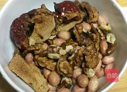 Illustration of how to make walnut and peanut dew 2