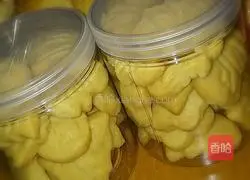 Illustration of how to make Christmas tree/snowman cookies 6