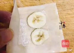 Illustration of how to make banana pie with dumpling skin 3
