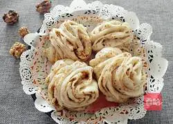 Illustration of how to make walnut flower rolls 18