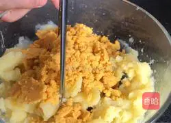 Salted egg yolk potatoes Illustration of how to make cookies 4