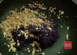 Illustration of how to make purple sweet potato and peanut filling 6