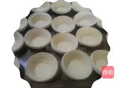 Illustration of how to make egg tart crust fruit pie 3