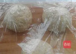 Illustration of how to make raisin whole wheat toast 3