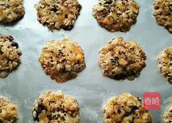 Illustration of how to make dried fruit oatmeal cookies 7