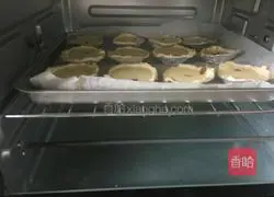 Illustration of how to make raisin egg tart 3
