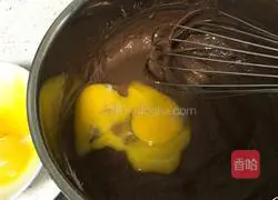 Illustration of how to make oil-free cocoa chiffon cake 6