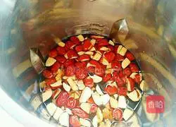 Illustration of how to make walnut and red date soy milk 6