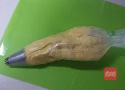 Illustration of how to make coconut cookies 8