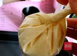 Illustration of how to make pancake egg yolk biscuits 9