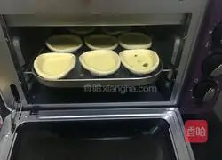 Illustration of how to make raisin egg tart 7